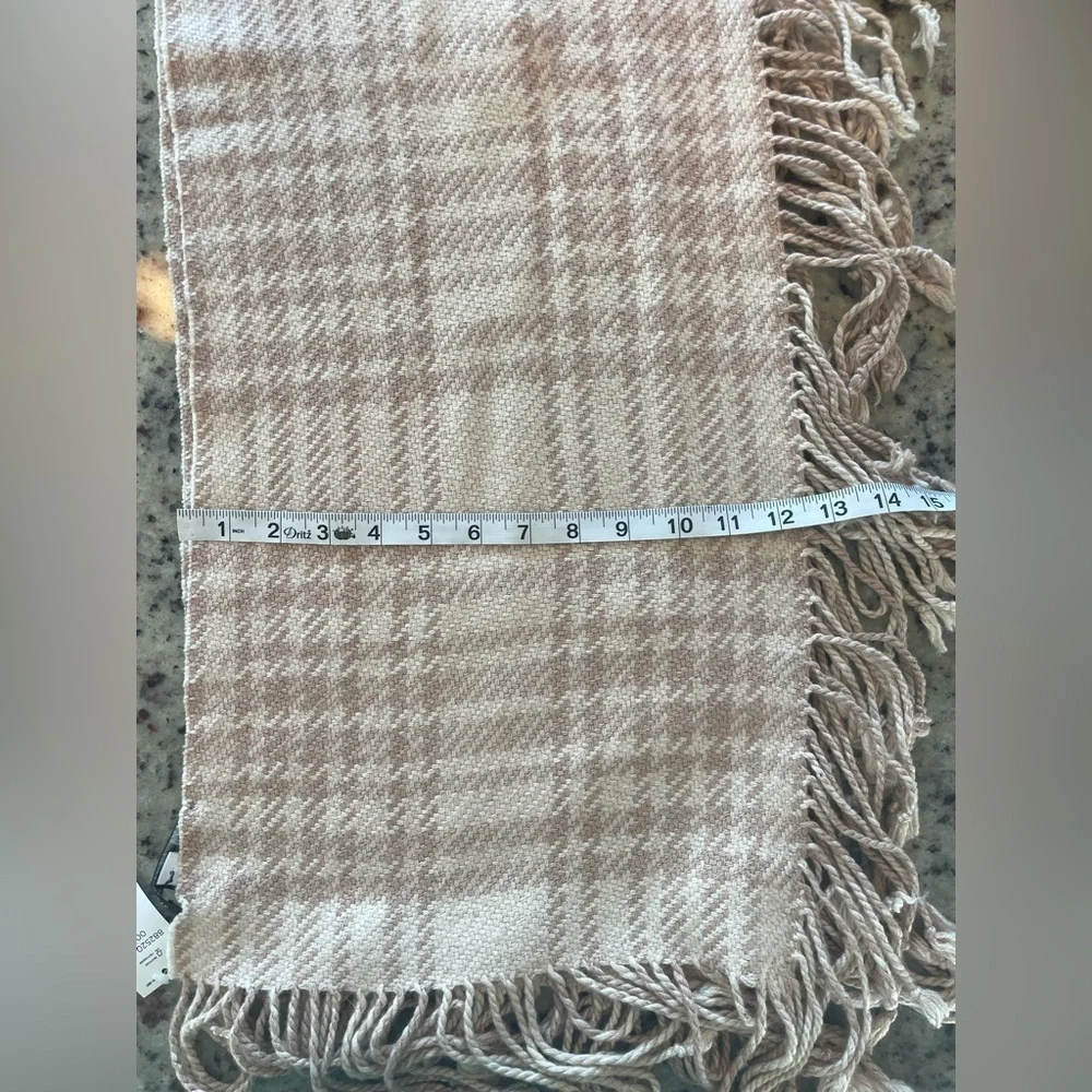 NWT women’s banana, republic, Tan and cream Fringe Scarf